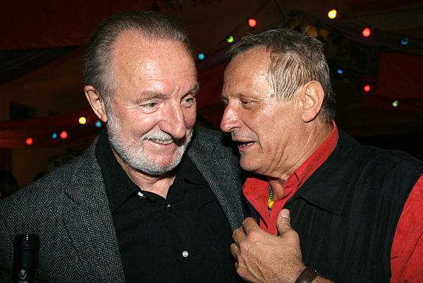 Die Liedermacher Hannes Wader (l) und Konstantin Wecker unterhalten sich in...