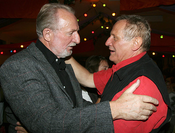 Die Liedermacher Hannes Wader (l) und Konstantin Wecker unterhalten sich in...