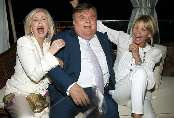 Die Schauspielerin Christine Schuberth (r)...