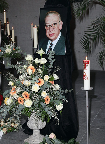 Ein Foto des verstorbenen Schauspielers Horst Tappert, Blumen und Kerzen...