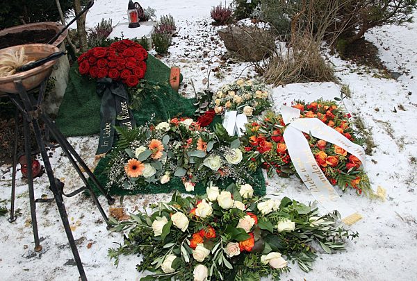 Das verschneite Grab des verstorbenen Schauspielers Horst Tappert...