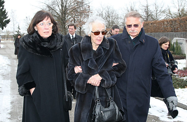 Die Witwe Ursula Tappert (M) und Karin (l)...