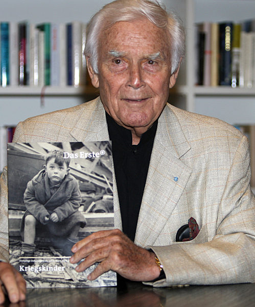 Der Schauspieler Joachim Fuchsberger posiert am Donnerstag (05.03...