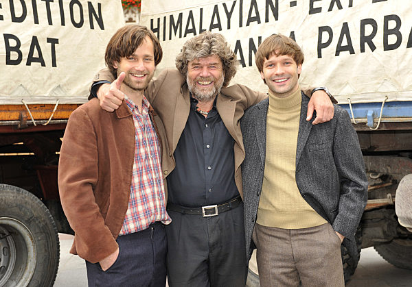 Der Schauspieler Florian Stetter (spielt Reinhold Messner, l-r)...