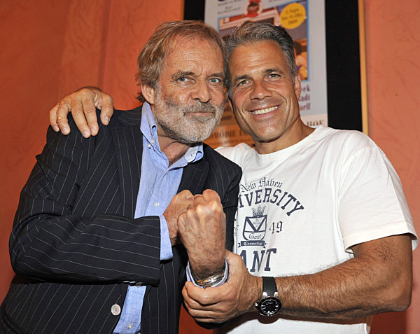 Die Schauspieler Thomas Fritsch (l) und Karsten Speck lachen am Donnerstag...