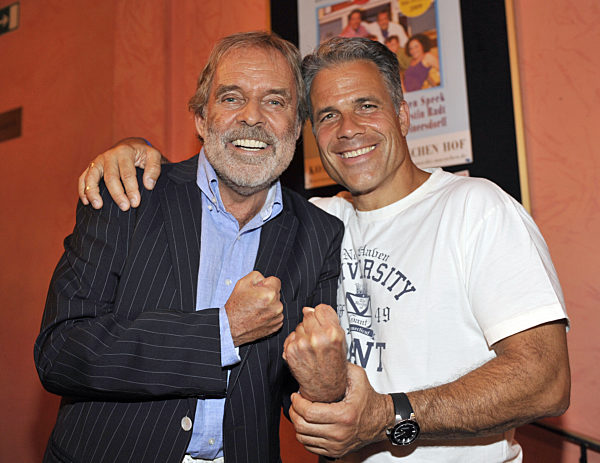Die Schauspieler Thomas Fritsch (l) und Karsten Speck lachen am Donnerstag...