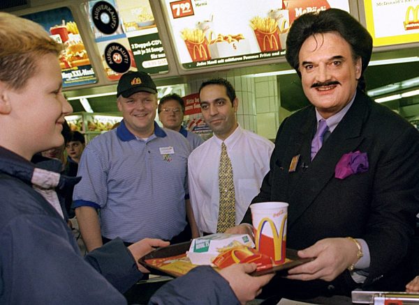 Rudolph Moshammer kellnert in Münchner Fastfood- Restaurant