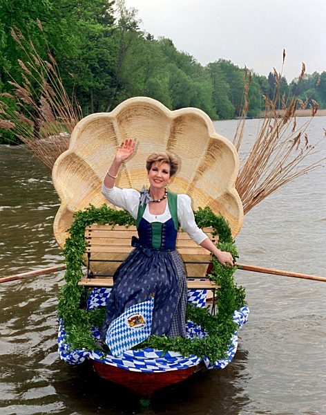 Carolin Reiber grüßt vor 100. Sendung vom Starnberger See