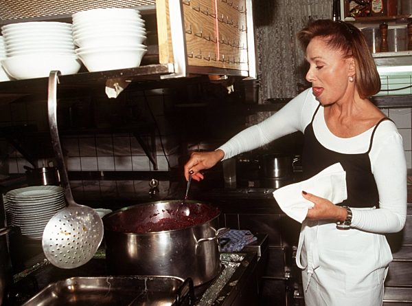 Prominente kellnern für einen guten Zweck