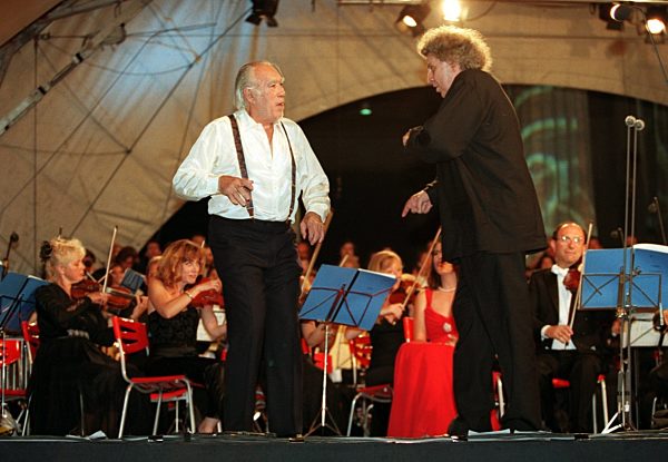 Theodorakis feierte 70. Geburtstag - Sirtaki mit Quinn