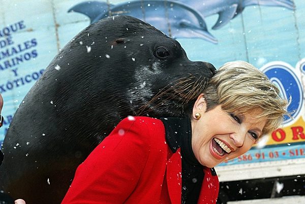 Carolin Reiber "schmust" mit Seelöwe "Elvis"