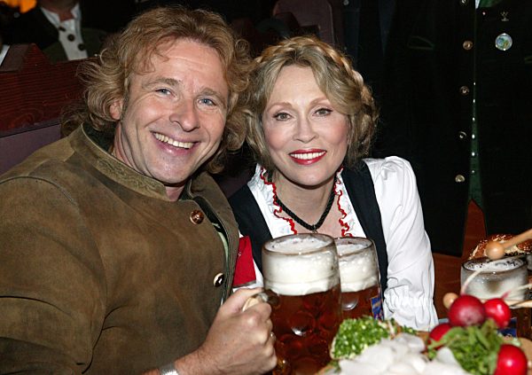 Wette verloren: Faye Dunaway als Kellnerin auf der Wiesn