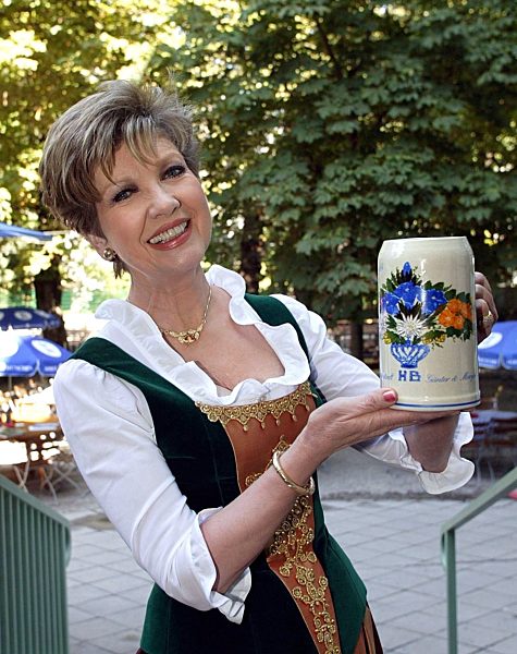Carolin Reiber zeigt selbstgemalten Bierkrug fürs Oktoberfest