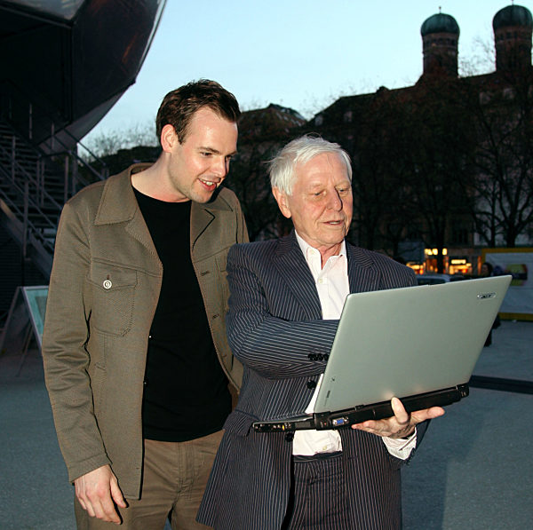 Der Dichter und Schriftsteller Hans Magnus Enzensberger (r) hält am Mittwoch...