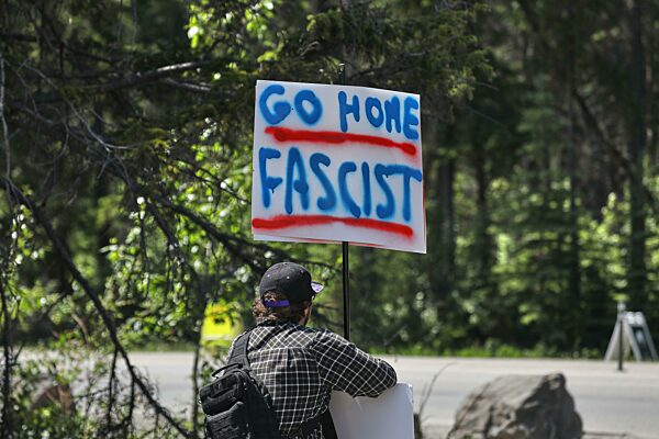 Mann protestiert gegen Faschisten