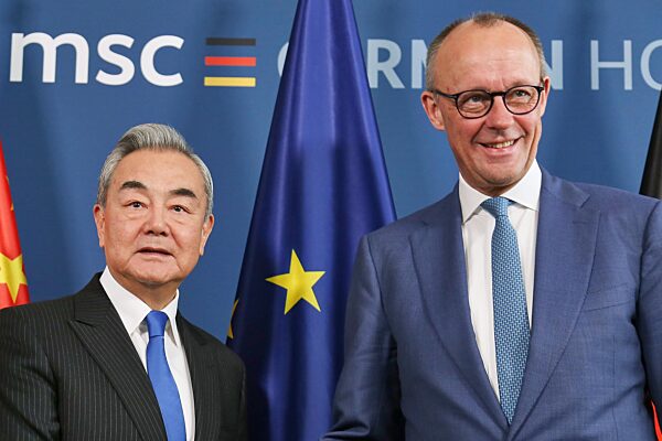 Wang Yi und Friedrich Merz