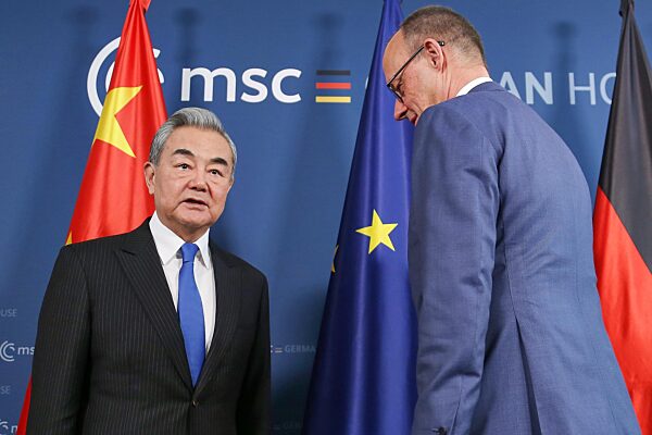 Wang Yi und Friedrich Merz