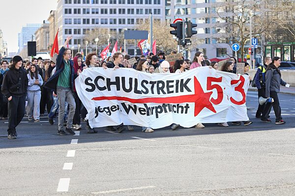 Schüler-Demo gegen Wehrdienstpläne