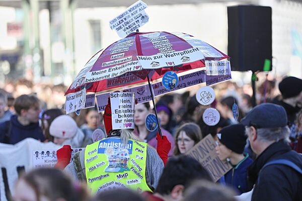 Schüler-Demo gegen Wehrdienstpläne
