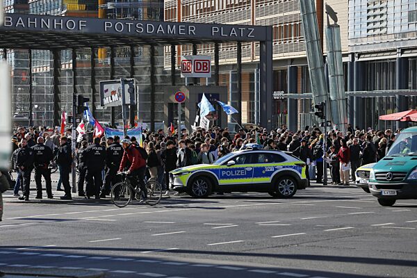 Schüler-Demo gegen Wehrdienstpläne