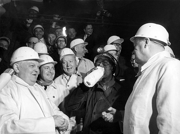 Bundeskanzler Erhard besucht Zeche im Ruhrgebiet