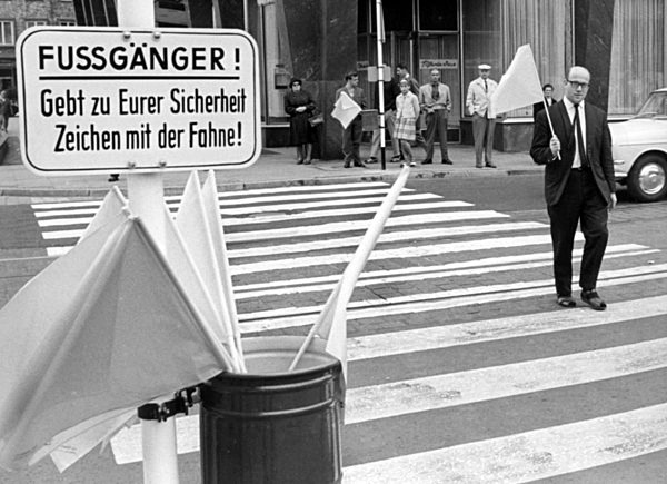 Fahnenschwenkend über den Zebrastreifen