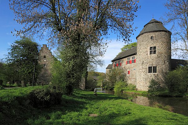 Germany, Ratingen, meadow, black brook, Bergisch country, Rhineland, North Rhine-Westphalia, castle, water castle, meadow, water jump, Middle Ages