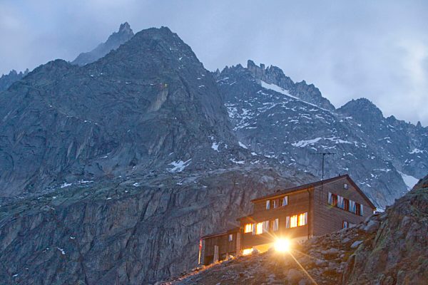 Bächlitalhütte, SAC 2328 ms, mountain, mountains, walking, hiking, trekking, canton, Bern, Bernese, Alps, hut, mountain house, alpine hut, Switzerland, Europe, at night, lights, Bächlital,