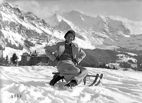 Switzerland, Europe, canton Bern, Bernese Oberland, Wengen, Jungfrau, winter sports, sledge, sleigh, historical, black and white, 1930, Thirties, woman, wife, costume, fashions, winter
