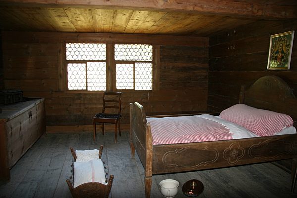 Switzerland, Brienz, Bernese Oberland, open-air museum, history, museum, historical, Ballenberg, farmhouse, inside, bedroom, bed, cradle
