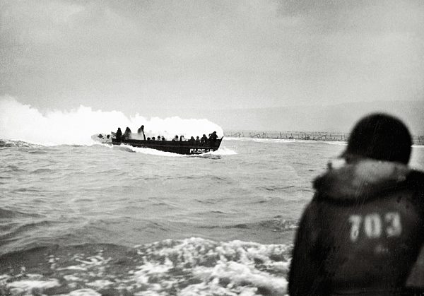 WW II, historical, war, world war, second world war, operation Overlord, Overlord, invasion, US, landing craft, D-Day, Omaha Beach, June, allies, Allied Forces, attack, battle, 1944, smoke, beach, seashore, Normandy, France, Europe,