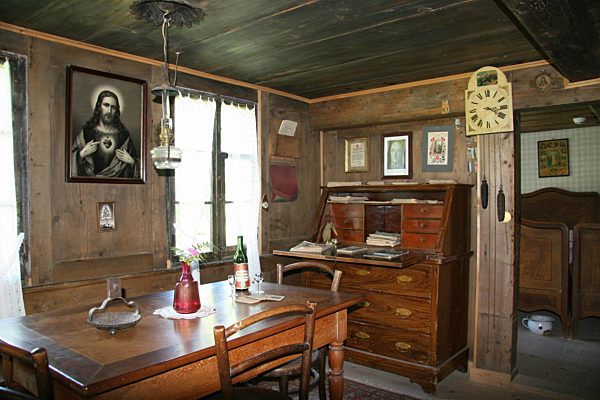 Switzerland, Brienz, Bernese Oberland, open-air museum, history, museum, historical, Ballenberg, farmhouse, inside, sitting room, table, Jesus, pictures, room
