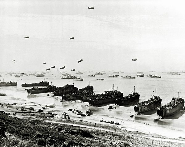 WW II, historical, war, world war, second world war, operation Overlord, Overlord, invasion, beach, seashore, landing crafts, unload, June, 1944, ships, barrage balloon, beach, seashore, liberation, Omaha Beach, Colleville-sur-Mer, Normandy, France, Europe