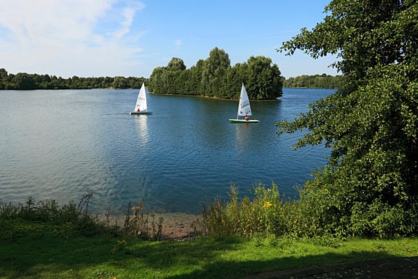 Germany, Krefeld, Rhine, Lower Rhine, Rhineland, North Rhine-Westphalia, Krefeld-Uerdingen, Elfrath lake, lake, island, lake, sail boat,