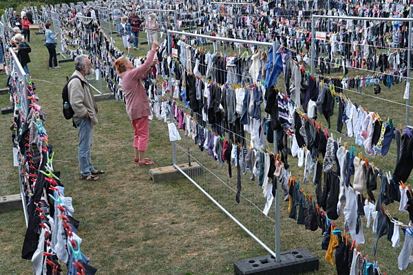 Weltrekordversuch: Längste Wäscheleine mit meisten Sockenpaaren