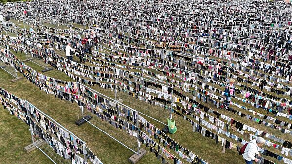 Weltrekordversuch: Längste Wäscheleine mit meisten Sockenpaaren