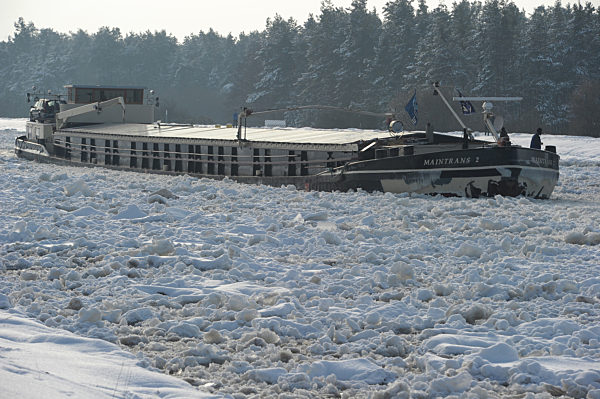 Frost behindert Schifffahrt auf Main-Donau-Kanal
