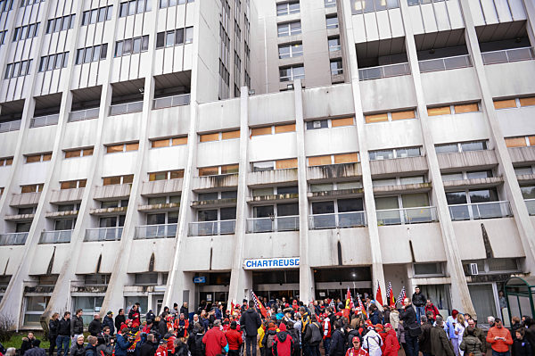 Schumacher still in induced coma aftter skiing accident