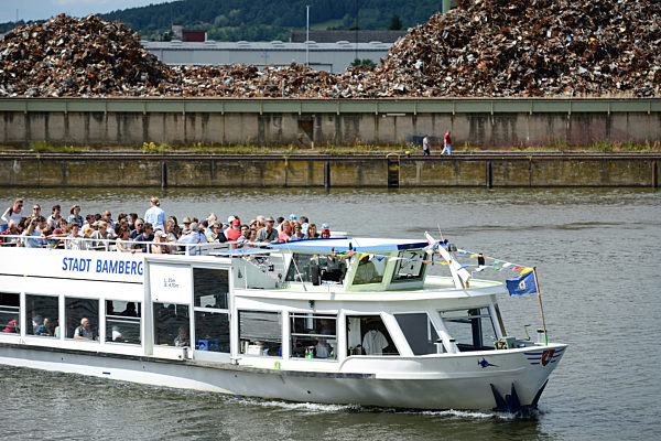 Ausflugsdampfer auf dem Main-Donau-Kanal