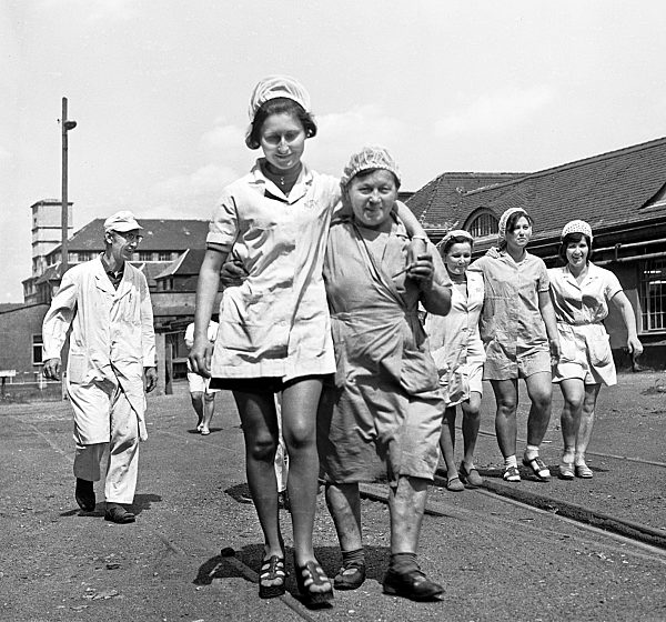 Frauen der Keksfabrik VEB Albert Kuntz Wurzen in ihrer Arbeitskleidung auf...