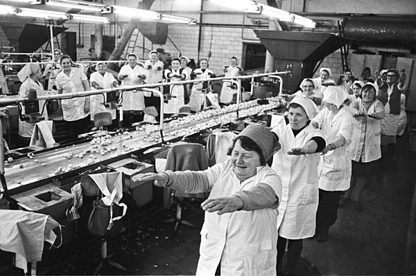 DDR - Pausengymnastik im Kartoffelschälhaus