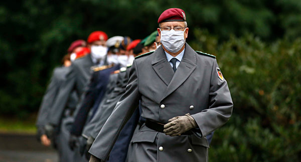 Bundeswehrsoldaten tragen Mund- und Nasenschutz