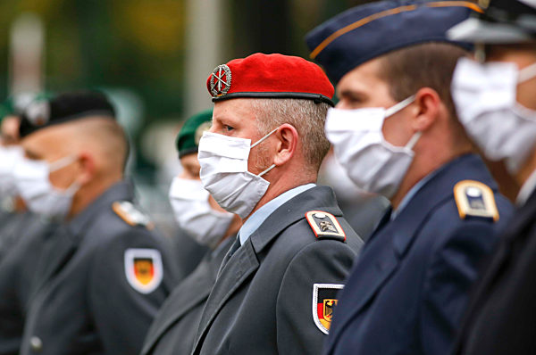Bundeswehrsoldaten tragen Mund- und Nasenschutz
