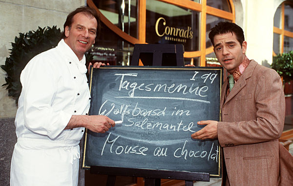 ZWEI MÄNNER AM HERD