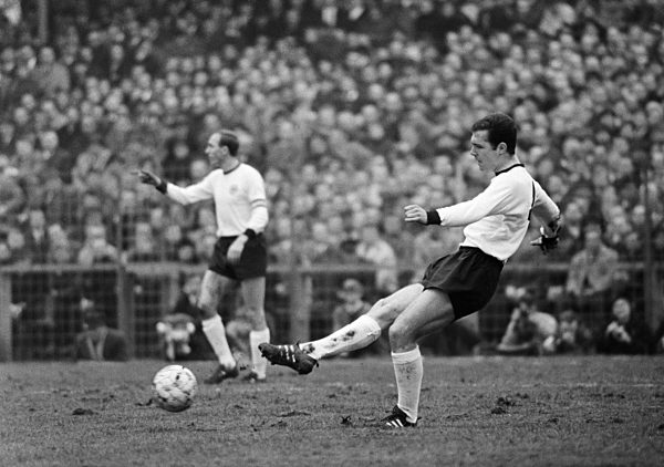 Fussball, Spielszene aus dem Spiel Deutschland gegen Albanien in Dortmund, Qualifikationsrunde zur Europameisterschaft 1968