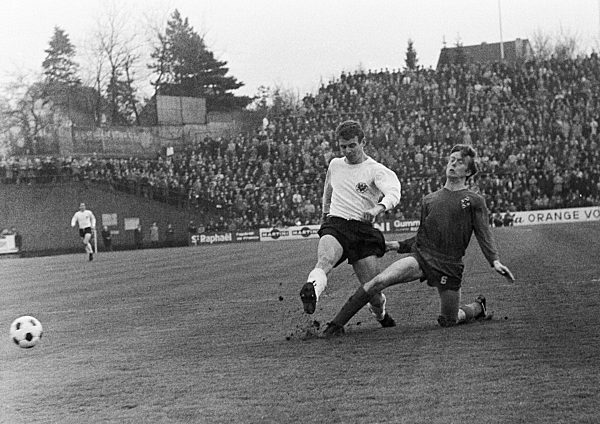 Fussball, Spielszene aus dem Spiel Borussia Moenchengladbach gegen Eintracht Frankfurt, Bundesliga, Saison 1968/1969