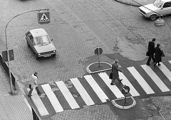 Siebziger Jahre, Strassenverkehr, Menschen ueberqueren die Strasse auf einem Zebrasteifen, Oberhausen-Sterkrade, Ruhrgebiet, Nordrhein-Westfalen