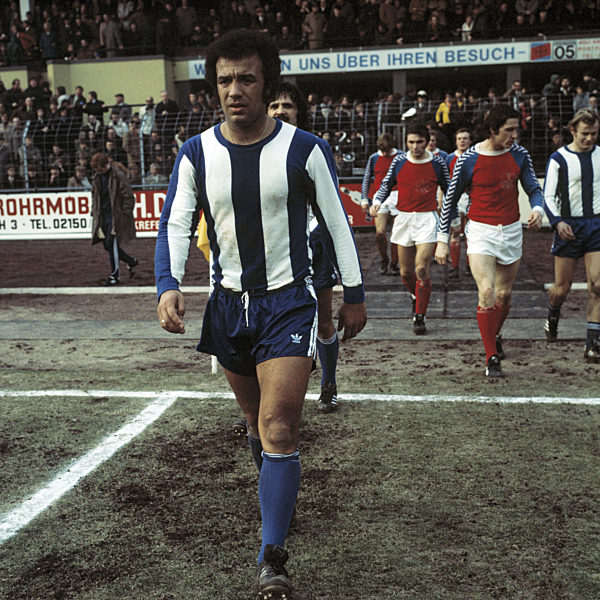 Rueckkehr 2. Halbzeit, vorn Erwin Kostedde (Hertha), dahinter v.l. der Herthaner Gerhard Grau (verdeckt), Edmund Stieber (05), Georg Kottan (05), Michael Sziedat (Hertha), Fussball, Bundesliga, 1975/1976, FC Bayer 05 Uerdingen gegen Hertha BSC Berlin 1:1
