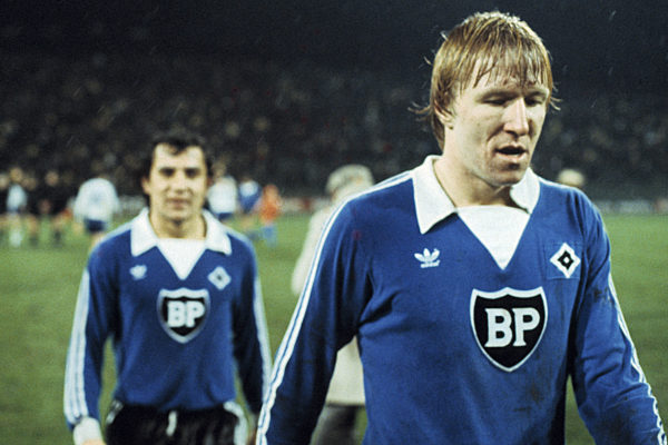 Spielende, Abgang, Horst Hrubesch (HSV), dahinter Felix Magath (HSV), Fussball, Bundesliga, 1979/1980, FC Schalke 04 gegen Hamburger SV 1:0