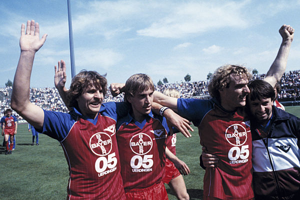Bayer Jubel nach dem Bundesligaaufstieg, v.l.n.r. Peter Szech, Michael Schuhmacher, Horst Feilzer, Fussball, 1. und 2. Bundesliga 1982/1983, Relegation zur Bundesliga 1983/1984, Rueckspiel, Schalke 04 vs Bayer Uerdingen 1:1